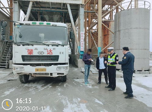 德慶交警迎戰(zhàn)春運(yùn)嚴(yán)查違規(guī)運(yùn)輸，一日查處準(zhǔn)“百噸王”車輛力保道路安全